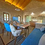 Kostela Stone House בית נופש *