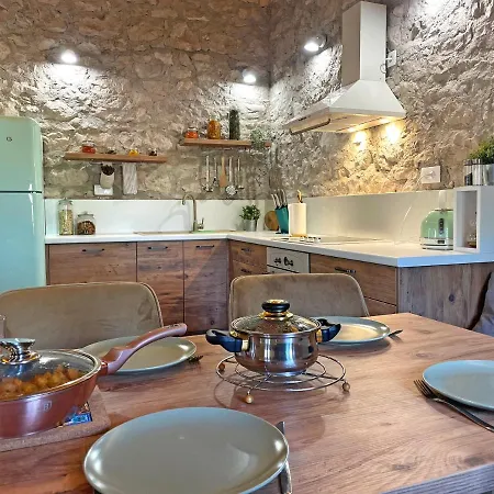 Nyaraló Kostela Stone House *